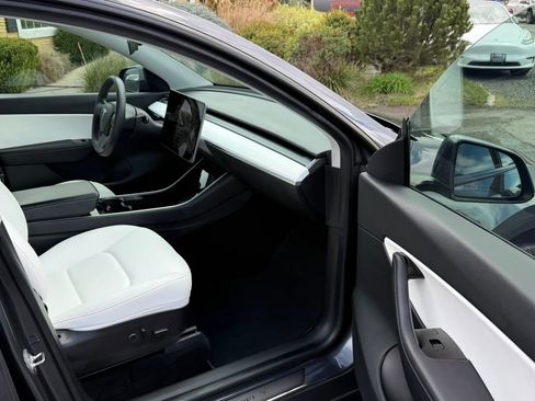 Used 2021 Tesla Model Y Long Range AWD/4WD image 15