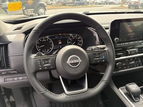 Used 2022 Nissan Pathfinder SV w/ SV Premium Package image 24