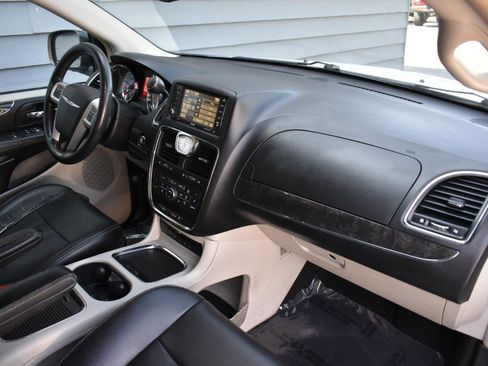Used 2014 Chrysler Town & Country Touring-L w/ Driver Convenience Group FWD image 11