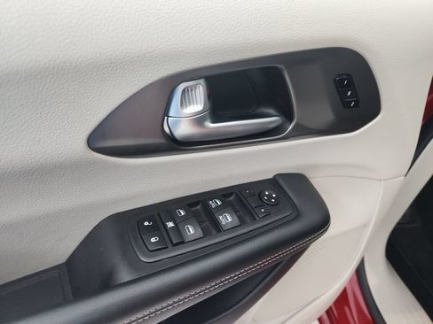 Certified 2024 Chrysler Pacifica Touring-L FWD image 24