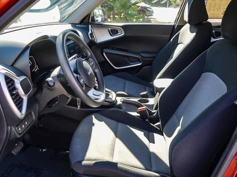 Used 2023 Kia Soul LX w/ LX Technology Package image 19