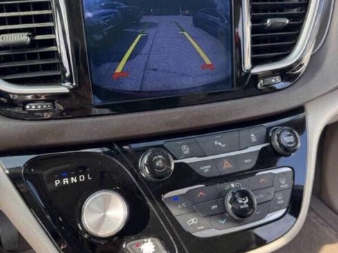 Used 2017 Chrysler Pacifica Touring-L image 11