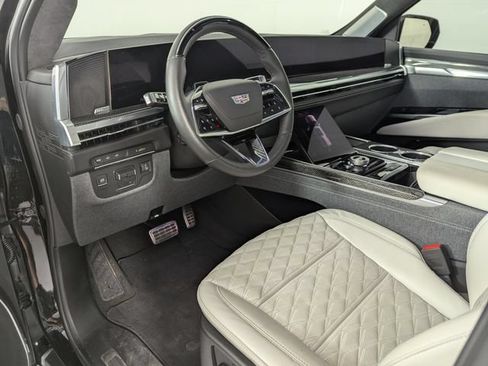 Used 2025 Cadillac Escalade ESV V AWD/4WD image 11