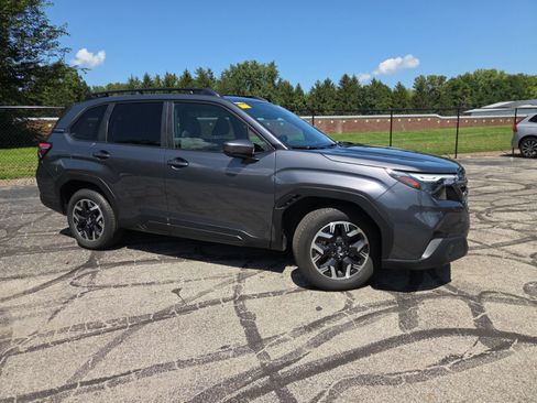 Used 2026 Subaru Forester Premium AWD/4WD image 2