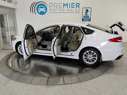 Used 2019 Ford Fusion SE FWD image 6