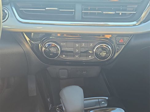 Used 2025 Chevrolet Trax LT w/ LT Convenience Package image 25