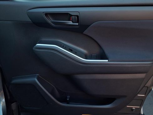 Certified 2023 Toyota Highlander LE image 25