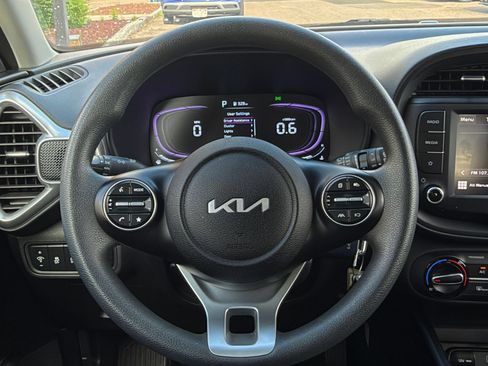 Used 2025 Kia Soul LX w/ LX Technology Package FWD image 25