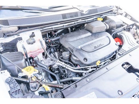 Used 2025 Chrysler Pacifica Limited image 33