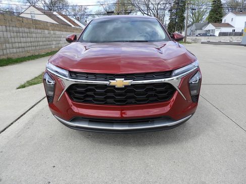 Used 2025 Chevrolet Trax LS w/ LS Convenience Package FWD image 3