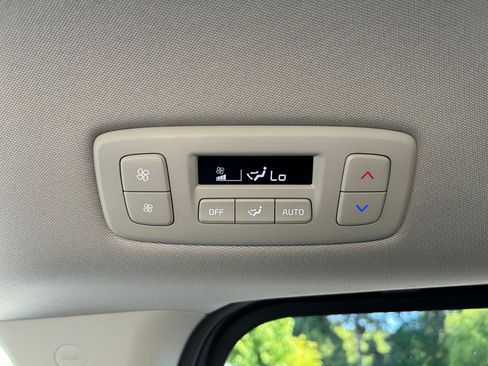 Used 2025 Kia Carnival FWD image 33
