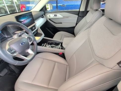 Used 2025 Ford Explorer Active w/ Active Comfort Package RWD image 3