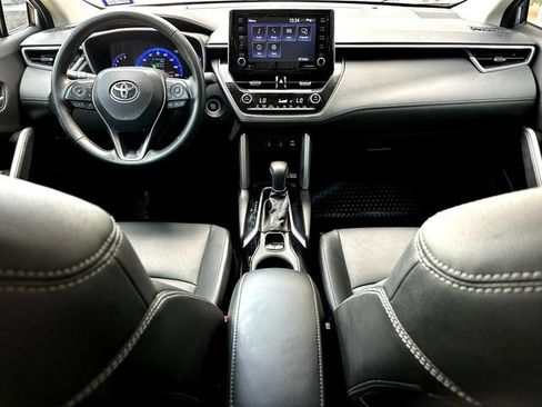 Used 2022 Toyota Corolla Cross XLE w/ Convenience Package FWD image 29