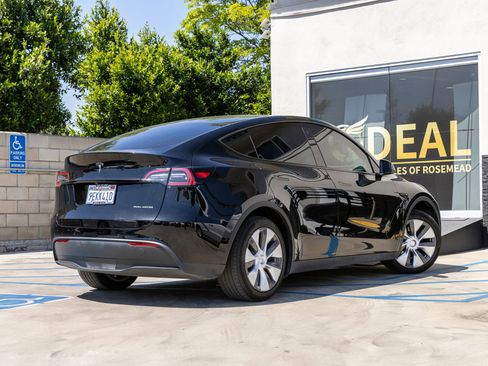 Used 2022 Tesla Model Y Long Range AWD/4WD image 14