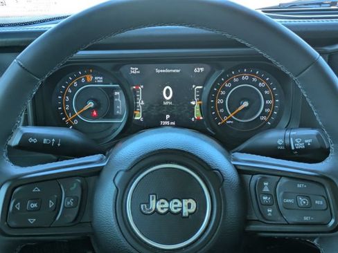 Used 2025 Jeep Gladiator Mojave AWD/4WD image 29