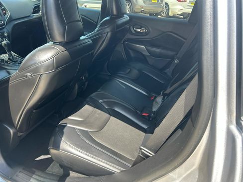 Used 2019 Jeep Cherokee Latitude Plus w/ Comfort/Convenience Group AWD/4WD image 12