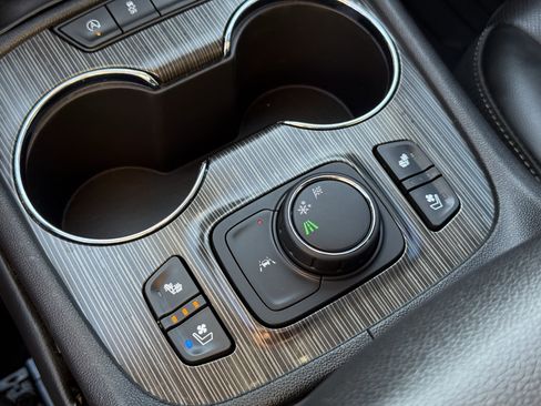 Used 2022 GMC Acadia SLT w/ Elevation Edition image 23