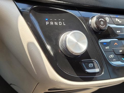 Used 2023 Chrysler Pacifica Touring-L FWD image 24