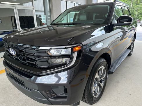 Used 2027 Ford Expedition Active AWD/4WD image 3