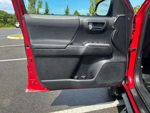Used 2021 Toyota Tacoma TRD Off-Road w/ Technology Package AWD/4WD image 14
