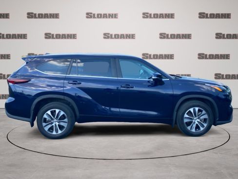 Used 2024 Toyota Highlander XLE AWD/4WD image 6