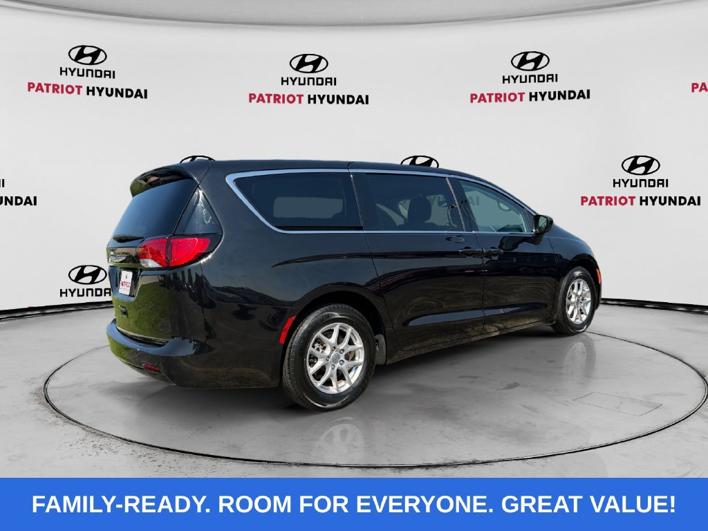 Used 2023 Chrysler Voyager LX FWD image 3