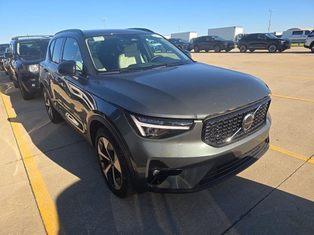 Used 2026 Volvo XC40 B5 Plus AWD/4WD image 2