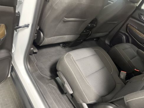 Used 2023 GMC Acadia SLE w/ Driver Convenience Package image 17