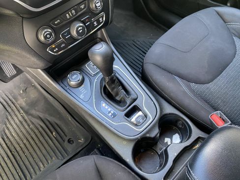 Used 2019 Jeep Cherokee Latitude w/ Popular Appearance Group AWD/4WD image 34