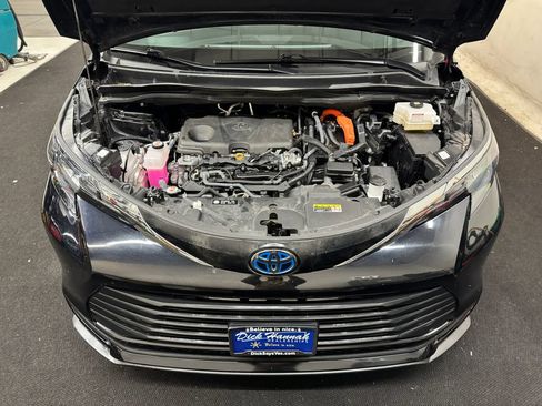 Used 2024 Toyota Sienna LE AWD/4WD image 11