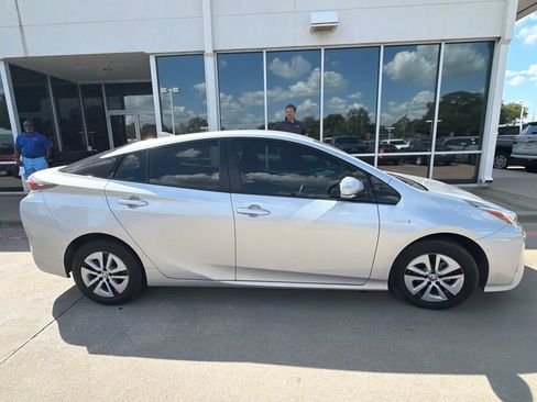 Used 2017 Toyota Prius Four FWD image 4