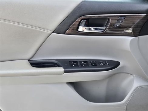 Used 2017 Honda Accord EX-L image 16