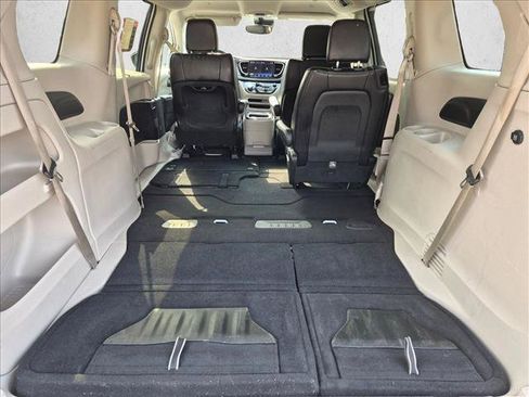 Used 2023 Chrysler Pacifica Touring-L FWD image 19