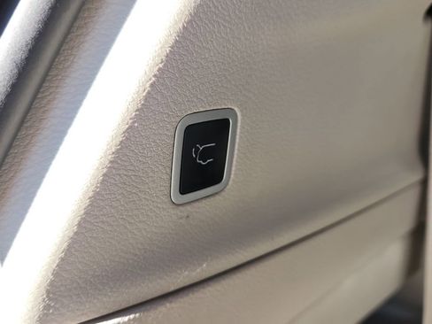 Used 2024 Chrysler Pacifica Touring-L image 12