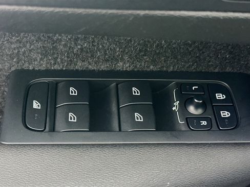 Used 2024 Volvo XC40 B5 Core image 15