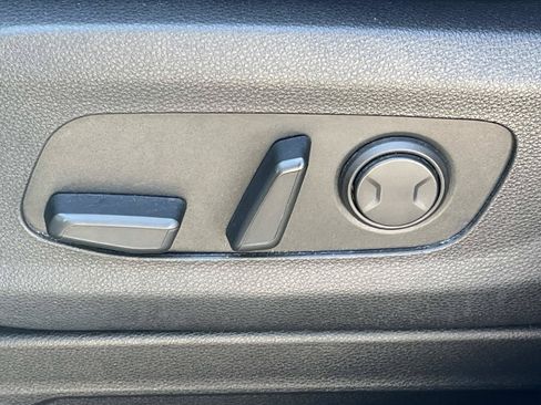 Used 2023 Kia Carnival LX FWD image 28