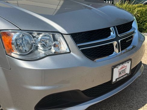 Used 2016 Dodge Grand Caravan SE FWD image 2