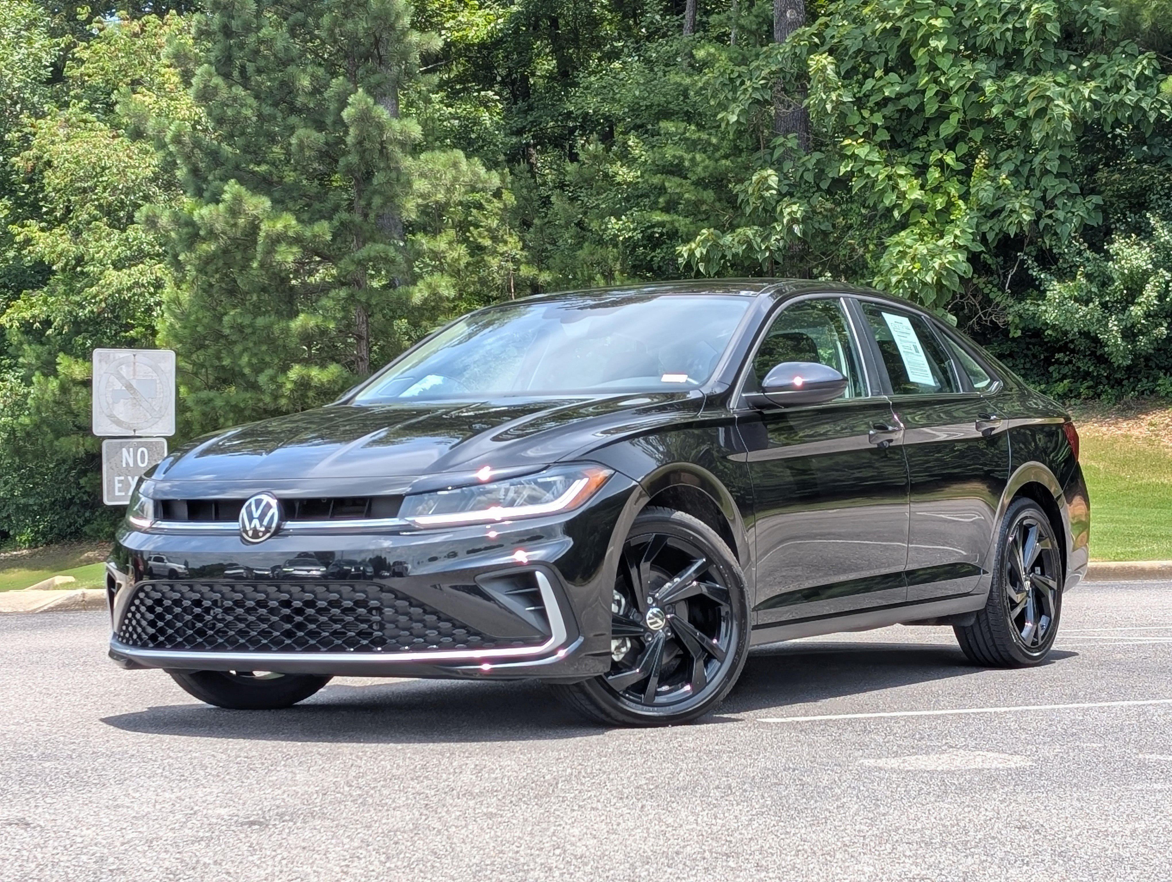 Used 2025 Volkswagen Jetta SE w/ Sunroof Package FWD image 4