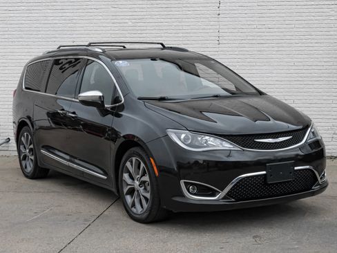 Used 2018 Chrysler Pacifica Limited image 5