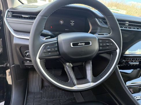 Certified 2023 Jeep Grand Cherokee Limited w/ Luxury Tech Group II AWD/4WD image 17