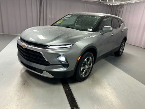 Used 2025 Chevrolet Blazer LT FWD image 3