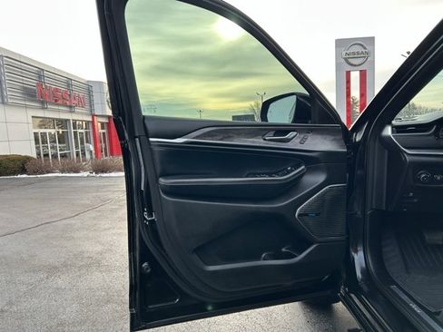 Used 2022 Jeep Grand Cherokee Overland w/ Adv Protech Group III image 29