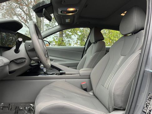 Used 2025 Hyundai Elantra SEL image 25