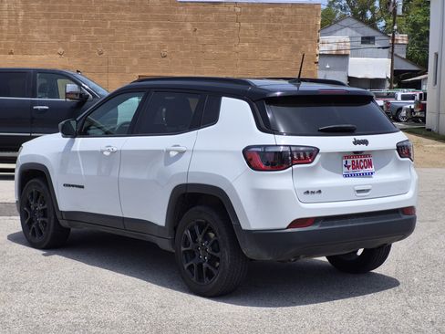 Used 2024 Jeep Compass Latitude w/ Convenience Group AWD/4WD image 4