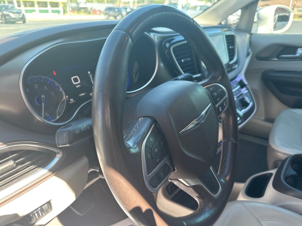 Used 2017 Chrysler Pacifica Touring-L Plus w/ Advanced Safetytec Group FWD image 24