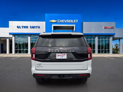Used 2026 Ford Expedition Active RWD image 8