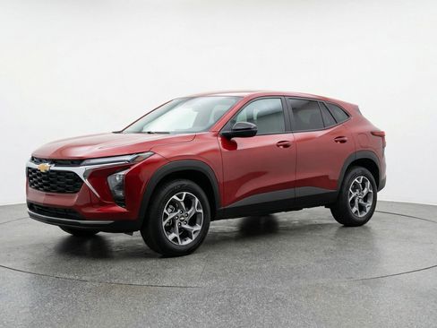 Used 2025 Chevrolet Trax LT FWD image 3
