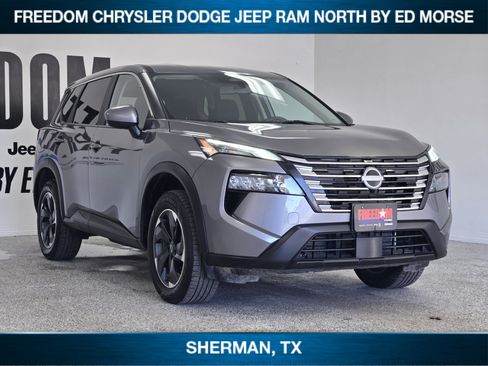 Used 2024 Nissan Rogue SV image 2