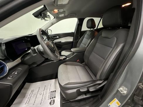 Used 2025 Chevrolet Trax LT FWD image 19