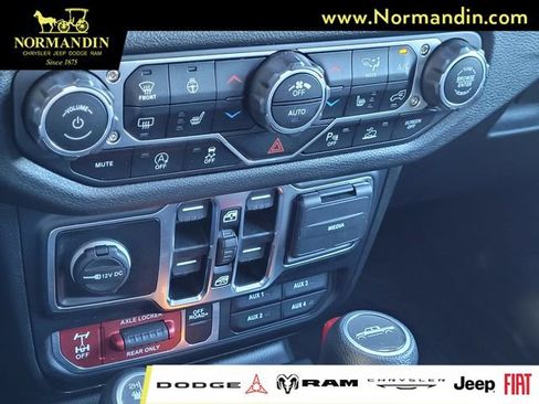 Used 2024 Jeep Gladiator Mojave AWD/4WD image 11